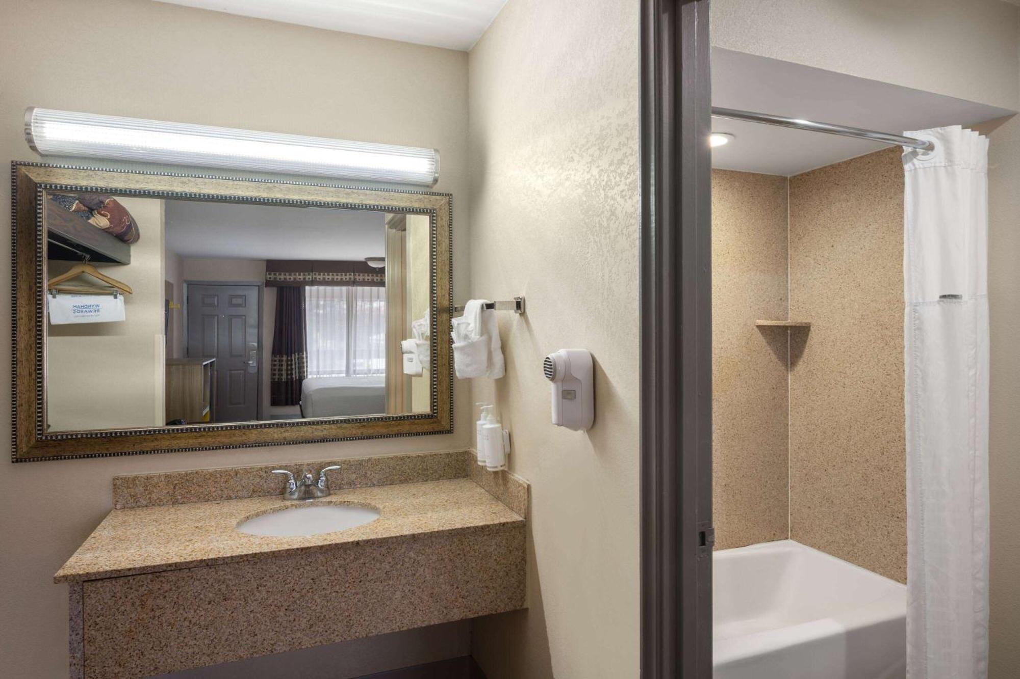 Days Inn by Wyndham Klamath Falls Bagian luar foto